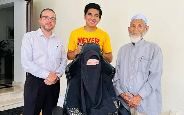 Syed Saddiq (berdiri tengah) bertemu dengan ahli keluarga Yasin pada Rabu. - Foto FB Syed Saddiq