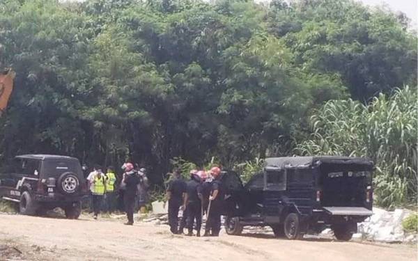 Laman Twitter rasmi PSM pada Rabu memuat naik gambar di lokasi kejadian dan memaklumkan aktivis parti itu ditahan polis ketika sedang mempertahankan tanah pertanian petani di Chepor Impian.