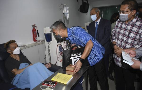 Tengku Zafrul (dua, kanan) menyantuni seorang pesakit ketika melawat pusat rawatan selepas merasmikan Pusat Hemodialisis NSCMH Dialysis Care, cawangan Kuala Pilah hari ini. -Foto Bernama