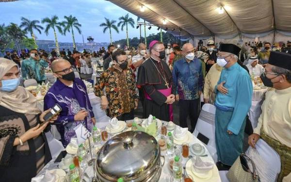 Ismail Sabri beramah mesra bersama duta-duta asing semasa Majlis Berbuka Puasa Bersama Jemaah Menteri, Menteri Besar, Ketua Menteri, Timbalan Menteri dan Duta-Duta Asing di Seri Perdana pada Rabu. - Foto Bernama