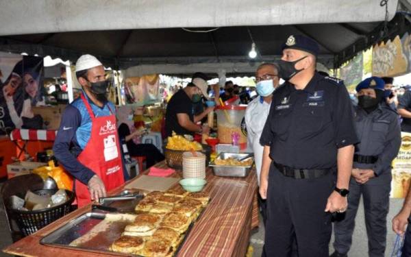 Mior Faridalathrash meninjau pematuhan SOP Covid-19 sempena Program High Profile Policing Bazar Ramadan di pekarangan Stadium Indera Mulia di sini pada Rabu.