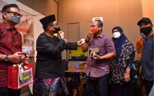 Muhammad Jailani (dua, kiri) beramah mesra dengan para petugas media Melaka semasa menyampaikan sumbangan hari raya pada Majlis Berbuka Puasa dan Penyampaikan Cenderahati Aidilfitri pada Rabu. - Foto Bernama