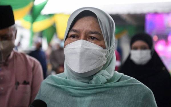 Zuraida ditemui media pada Majlis Iftar Ramadan dan Penyampaian Bantuan Prihatin Lembaga Getah Malaysia (MRC) di Masjid Darul Ehsan Taman TAR, Ampang pada Rabu. - Foto Bernama