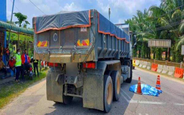 Seorang pesara syarikat KTMB maut selepas motosikal yang ditungganinya dipercayai gagal memotong sebuah lori di jalan simpang tiga Pak Badol, Bachok pada Rabu. - Foto PDRM