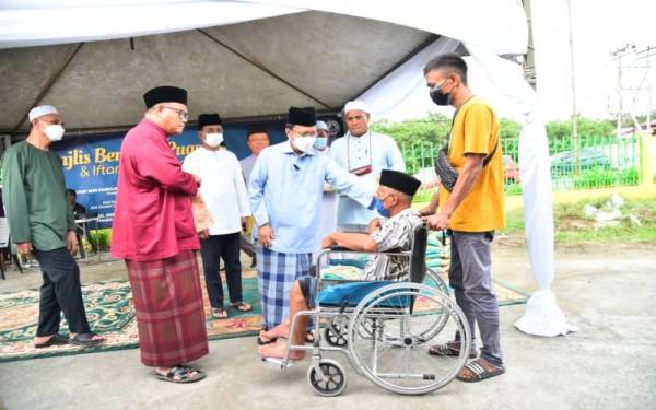 Mohd Shafie ketika beramah mesra dengan penduduk kampung pada majlis iftar bersama golongan asnaf miskin bagi Parlimen Semporna, di Masjid Inabah Kamal, Semporna.