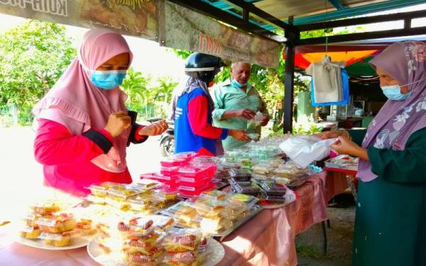 Pelanggan mendapatkan kuih-muih tersebut bermula pada jam 3 petang dan tidak sampai dua jam ia laris dijual.