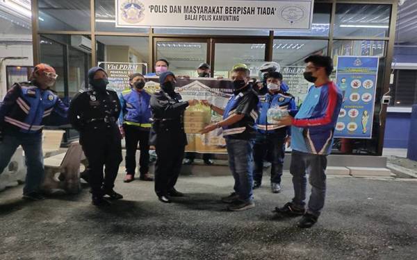 Balai Polis Kamunting antara lokasi persinggahan konvoi bermotosikal KMST bagi mengedarkan makanan bersahur kepada petugas barisan hadapan di sekitar bandar Taiping pada Rabu.