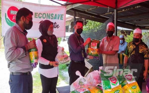 Zamzuri (tiga kiri) tampil menyerahkan sumbangan Econsave Prihatin kepada warga emas yang menetap di Pusat Pengajian Pondok Ahmadiah, Kuala Nerang pada Khamis.