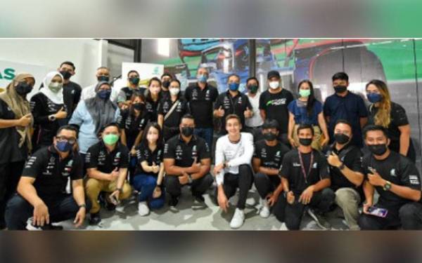 Russell bersama warga kerja cawangan utama Petronas AutoExpert.