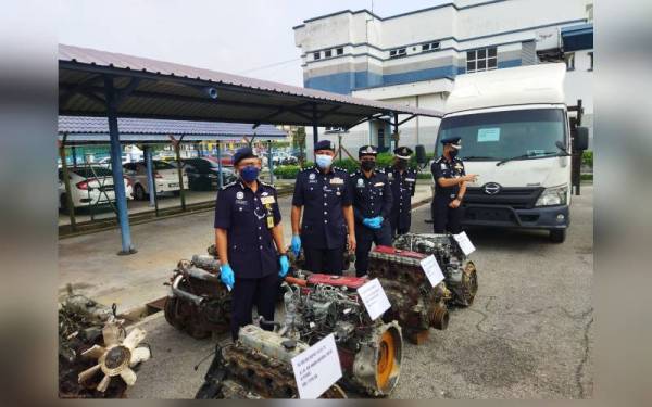 Arjunaidi (kiri) melihat komponen lori yang dirampas membabitkan penahanan 10 suspek kes curi lori pada sidang akhbar di Ibu Pejabat Polis Daerah (IPD) Sungai Buloh pada Jumaat.