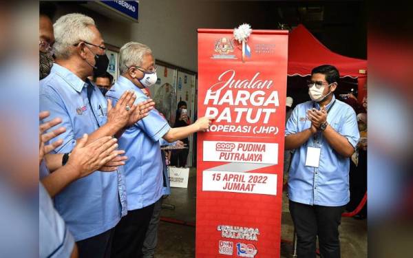 Ismail Sabri (dua dari kiri) pada majlis perasmian Koperasi Pudina Putrajaya Berhad di Putrajaya pada Jumaat.