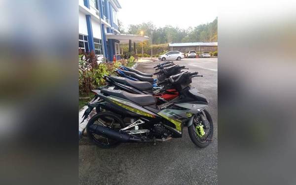 Lima lelaki yang ditahan bersama motosikal masing-masing telah dibawa ke Ibu Pejabat Polis Daerah (IPD) Setiu dan IPD Kuala Terengganu untuk siasatan lanjut di bawah Seksyen 42(1) Akta Pengangkutan Jalan 1987.