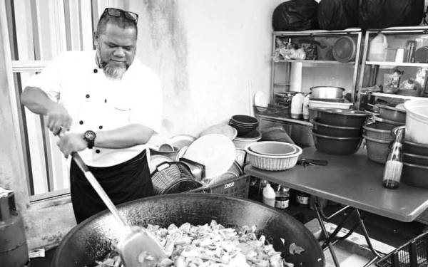 Allahyarham Meor Shamshir Meor memasak juadah berbuka puasa buat 1,000 asnaf.