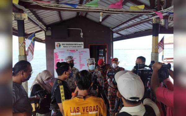 Norrimi (tengah) ketika operasi Carilamat dua mangsa hilang di perairan Pulau Timbun Mata, Semporna.