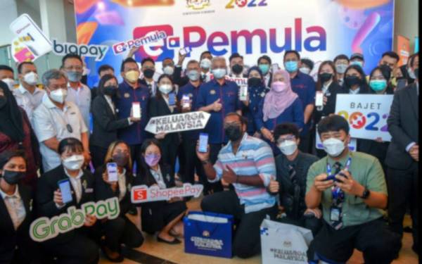 Perdana Menteri, Datuk Seri Ismail Sabri Yaakob bersama para pelajar selepas melancarkan program e-Pemula di Universiti Multimedia pada Jumaat. - Foto Bernama