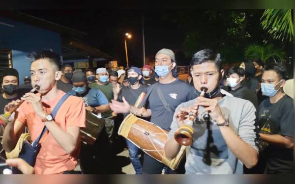 Kumpulan sukarelawan terdiri dalam kalangan golongan belia memainkan alat muzik tradisi sebagai 'jam loceng' mengejutkan penduduk di Kampung Bukit Piatu bangun sahur.