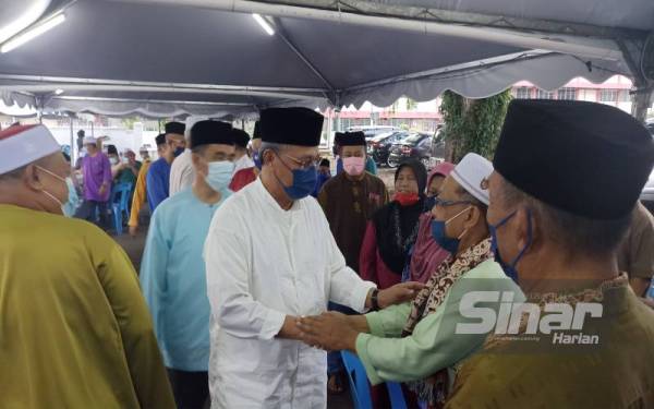 Hasni ( tengah) bertemu kepimpinan UMNO Cawangan Pontian pada Majlis Iftar di Dewan UMNO Pontian pada petang Jumaat.