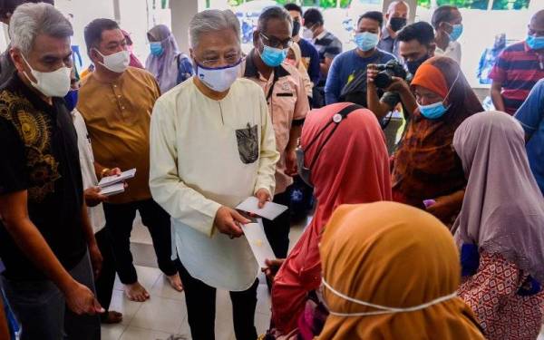 Ismail Sabri menyampaikan sumbangan Aidilfitri kepada penduduk kampung ketika membuat lawatan di Masjid Kampung Mengkarak sempena program Jelajah Semarak Ramadan pada Sabtu. - Foto Bernama