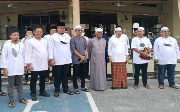 Asyraf Wajdi (tiga,kanan) bergambar kenangan bersama Imam Masjid al-Aqla (empat, kanan) serta barisan Pemuda UMNO Kedah sempena program jelajah Ihya Ramadan Pemuda UMNO Malaysia ke zon utara.