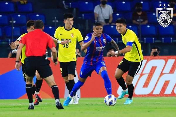 Penyerang import JDT, Bergson Da Silva dicabar pertahanan Guangzhou FC dalam aksi sulung Kumpulan I ACL 2022 di Stadium Sultan Ibrahim pada Jumaat. - Foto FB Johor Southern Tigers