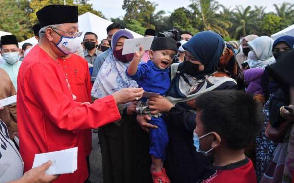 Reaksi ceria adik Mohd Azrin Hafidh Saiful Azril, 2 tahun (tengah) sebaik menerima sumbangan Aidilfitri daripada Ismail Sabri sempena Program Jelajah Semarak Ramadan dan Majlis Berbuka Puasa di Felda Purun, pada Sabtu. - Foto Bernama