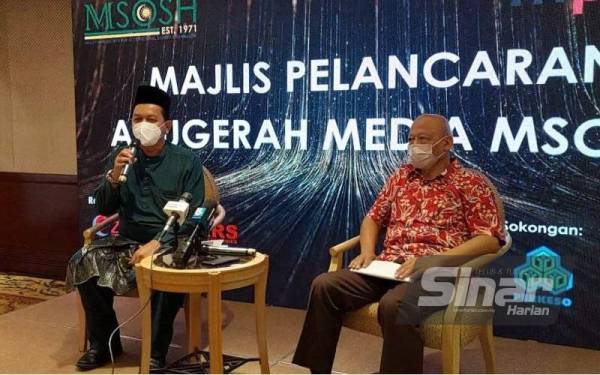 Chamil (kanan) dan Shawaludin pada sidang media selepas Majlis Pelancaran Anugerah Media MSOSH 2022 di sebuah hotel pada Sabtu.