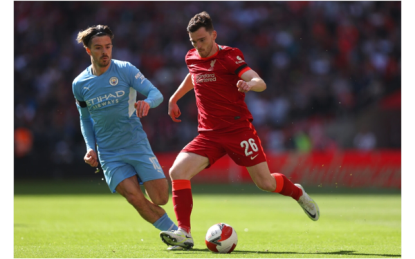 Pertahanan Liverpool, Andrew Robertson (kanan) bersaing dengan Grealish dalam aksi separuh akhir Piala FA di Stadium Wembley sebentar tadi.