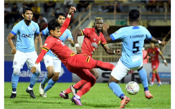 Pemain Negeri Sembilan Zaqua Adha Abdul Razak (dua dari kanan), cuba melepasi kawalan benteng pertahanan PJ City FC pada perlawanan berkenaan. -Foto Bernama