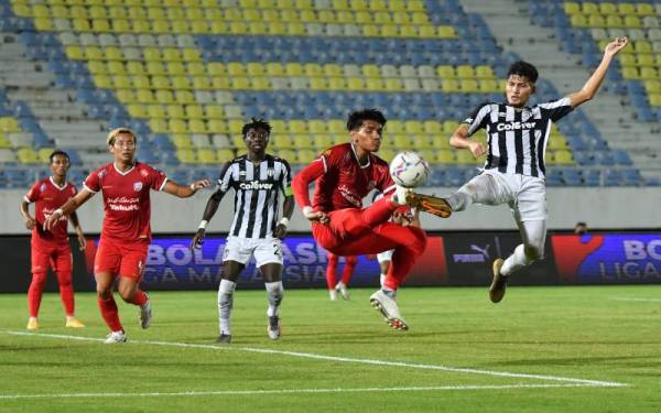 Pemain Terengganu FC II (TFC II), Wan Mohamad Fazli Wan Ghazali (kanan) diasak oleh pemain pasukan Kelantan United FC pada saingan Liga Premier 2022 di Stadium Sultan Mizan Zainal Abidin malam Sabtu. - Foto Bernama