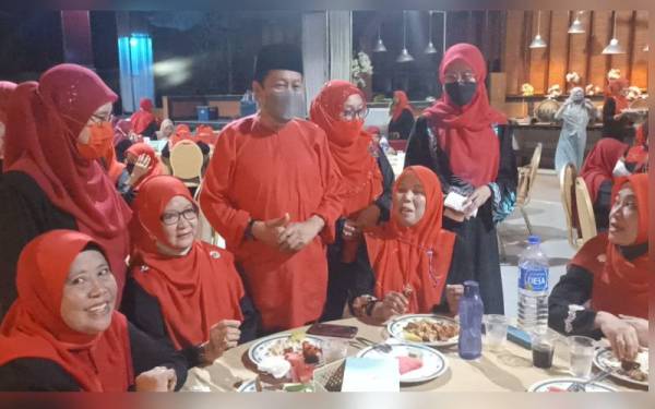 Ahmad Maslan (tengah) bermesra bersama ketua-ketua Wanita UMNO Cawangan sempena program Satu Juzuk Satu Minggu Al-Quran di Dewan Citra Sri Pinang, Benut pada Sabtu.