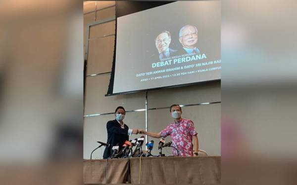 Fahmi (kanan) dan Isham (kiri) dalam sidang media pada Ahad.