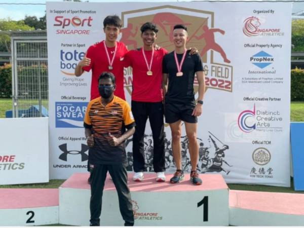 Azeem (tengah) berjaya memenangi pingat emas acara 200 meter pecut lelaki di kejohanan Terbuka Singapura pada Sabtu.