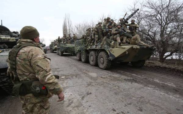 Tentera Ukraine dikerah bagi menangkis serangan Rusia di wilayah Lugansk. - Foto AFP
