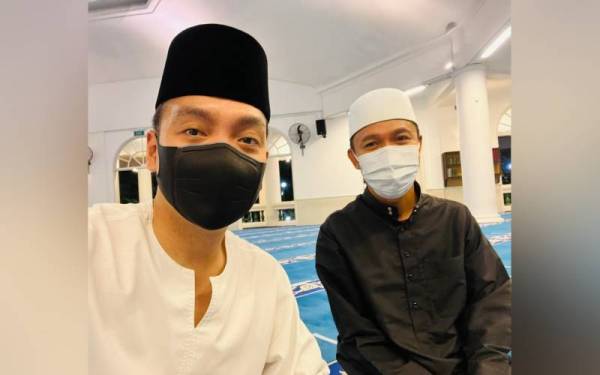 Onn Hafiz (kiri) merakam kenangan bersama seorang jemaah semasa melawat Masjid Temenggong Daeng Ibrahim atau dikenali sebagai Masjid Diraja Teluk Blangah di Singapura.