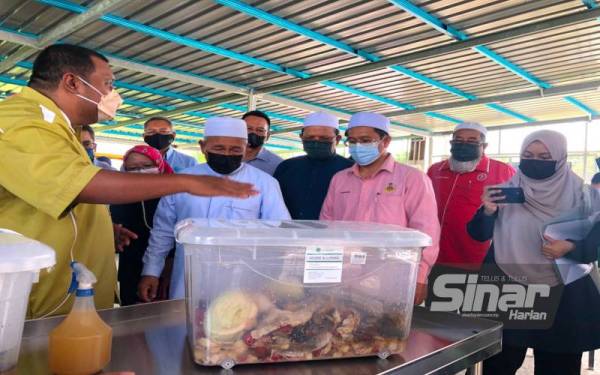 Menteri Alam Sekitar dan Air, Datuk Seri Tuan Ibrahim Tuan Man (dua dari kiri) melihat sisa buangan makanan yang digunakn dalam Projek Pengurusan Sisa Lestari Lalat Askar Hitam (BSF). - Foto Sinar Harian