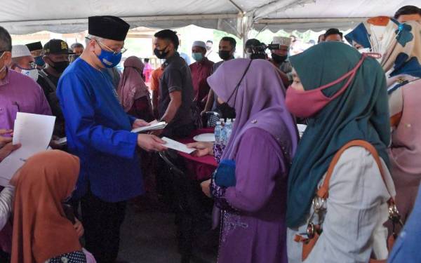 Ismail Sabri menyampaikan sumbangan Aidilfitri kepada penduduk setempat ketika hadir Majlis Berbuka Puasa sempena Program Jelajah Semarak Ramadan di Masjid Tengku Abdullah Kampung Kuala Triang, pada Ahad. - Foto Bernama
