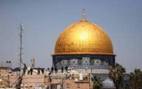 Pekarangan masjid Al-Aqsa. - Foto Reuters