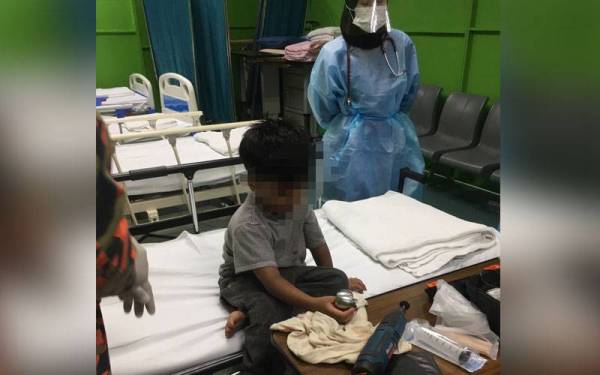 Kanak- kanak terbabit dihantar ke Hospital Ampang selepas ibu jari kanannya tersepit pada tombol pintu.