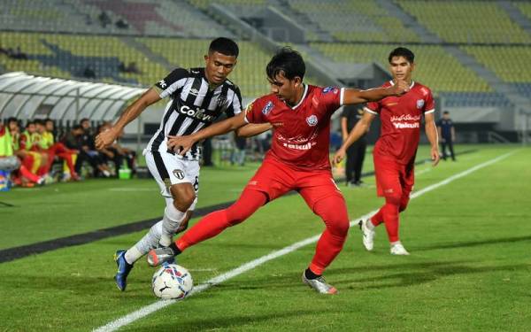 Pemain TFC II Mohammad Rahmat Makasuf (kiri) diasak pemain Kelantan United Muhammad Aizzat Maidin Koty pada saingan Liga Premier di Stadium Sultan Mizan Zainal Abidin. - Foto Bernama