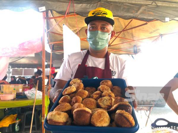 Abdul Rahman menunjukkan kuih piana yang hanya boleh ditemui pada bulan Ramadan.