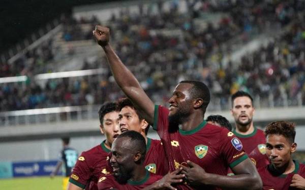 Ngah Wanja (tengah) menjaringkan dua gol membantu KDA FC mengatasi Penang FC 2-1 pada aksi Liga Super di Stadium Bandaraya pada Ahad. - Foto KDA FC