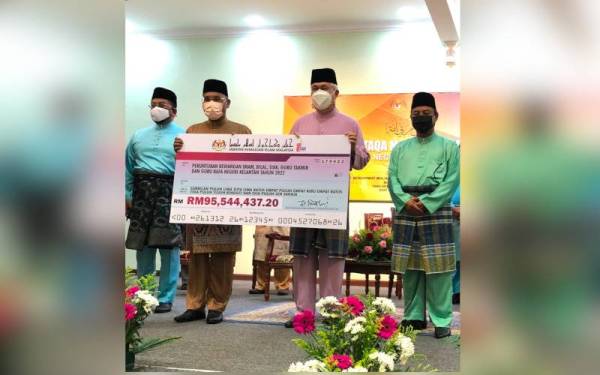 Simbolik penyerahan peruntukan kewangan lebih RM 95 juta kepada Kelantan oleh Idris (dua dari kiri) kepada Tengku Temenggong Kelantan, Tengku Tan Sri Mohamad Rizam Tengku Abdul Aziz.