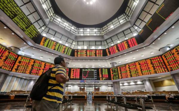 Bursa Malaysia dibuka tinggi pagi Isnin tetapi menyusut kemudian menjelang pengumuman data perdagangan Malaysia untuk bulan Mac lewat hari ini.