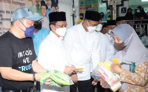 Mohd Shafie menyampaikan sumbangan kepada penduduk ketika hadir pada majlis berbuka puasa dan solat tarawih berjemaah di Masjid Al-Falah, Kampung Tebobon, Manggatal, Kota Kinabalu.