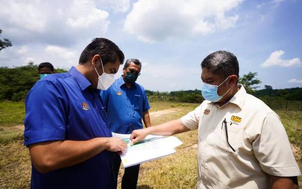 Radzi (kiri) melawat tapak pembinaan Kolej Tingkatan Enam yang pertama di Kelantan di Bukit Cina pada Ahad. - Foto Facebook Dr Radzi Jidin