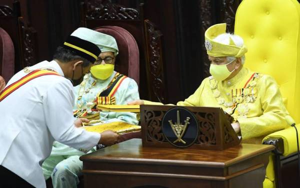 Tuanku Muhriz (kanan) menerima Titah Ucapan Perasmian yang dipersembahkan oleh Aminuddin pada Istiadat Persidangan Pertama (Perasmian) Penggal Kelima Dewan Undangan Negeri Ke-14 pada Isnin. - Foto Bernama