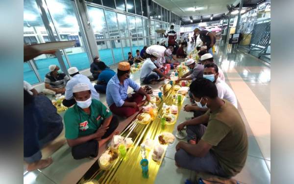 Lebih 200 warga asing beragama Islam membuka puasa di Masjid Al-Azim Taman Semarak.