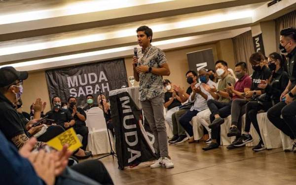 Syed Saddiq ketika hadir pada mesyuarat 'Townhall' Muda sempena Jelajah Presiden di Karamunsing, Kota Kinabalu.