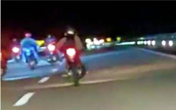 Seorang lelaki ditahan polis kerana menunggang motosikal secara berbahaya di Lebuhraya Pantai Timur 2 (LPT2) di sini.