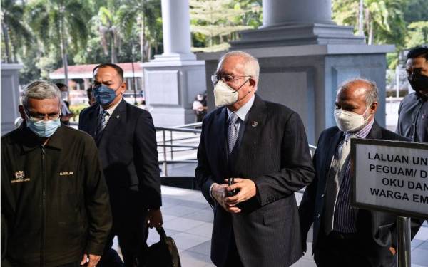 Bekas Perdana Menteri, Datuk Seri Najib Tun Razak (tengah) hadir di Mahkamah Tinggi pada Isnin bagi sambung bicara berhubung kes 1Malaysia Development Berhad (1MDB) yang dihadapinya. - Foto Bernama 